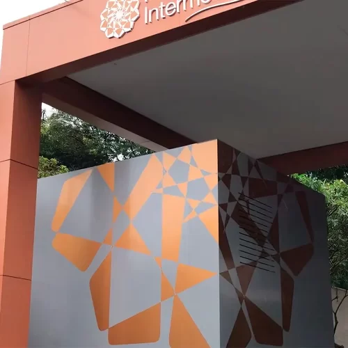 Fachada em ACM e Adesivo