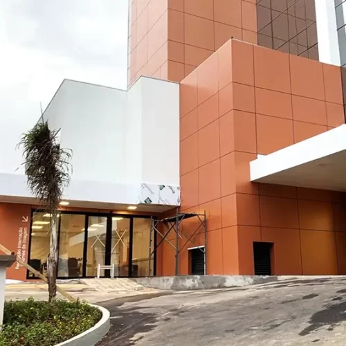 Fachada em ACM e Cobertura