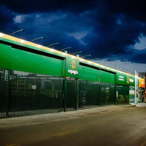 Fachada-de-ACM-com-iluminacao